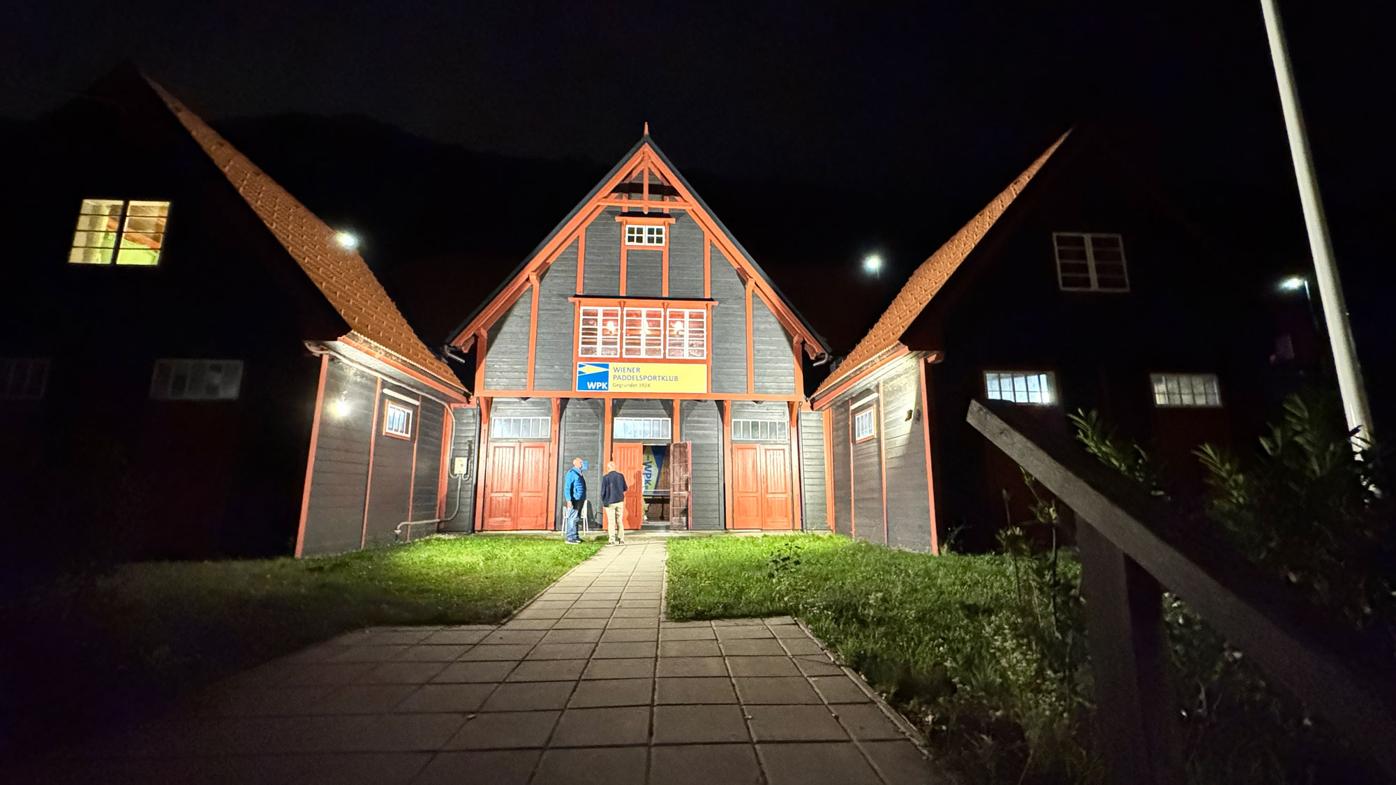 Vereinshaus bei Nacht